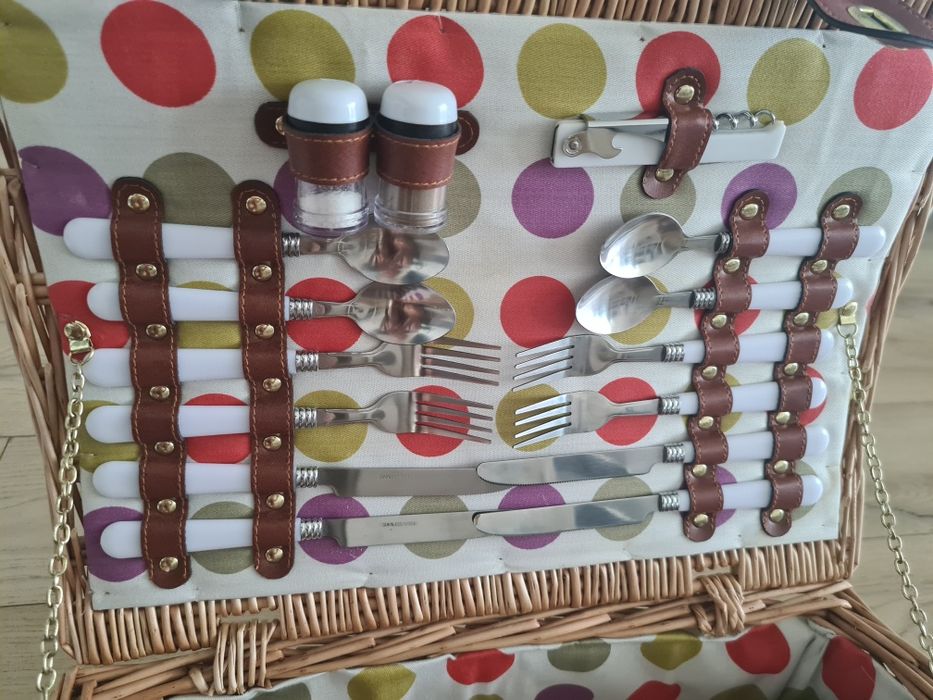 Cos de picnic din nuiele impletite pentru 4 persoane