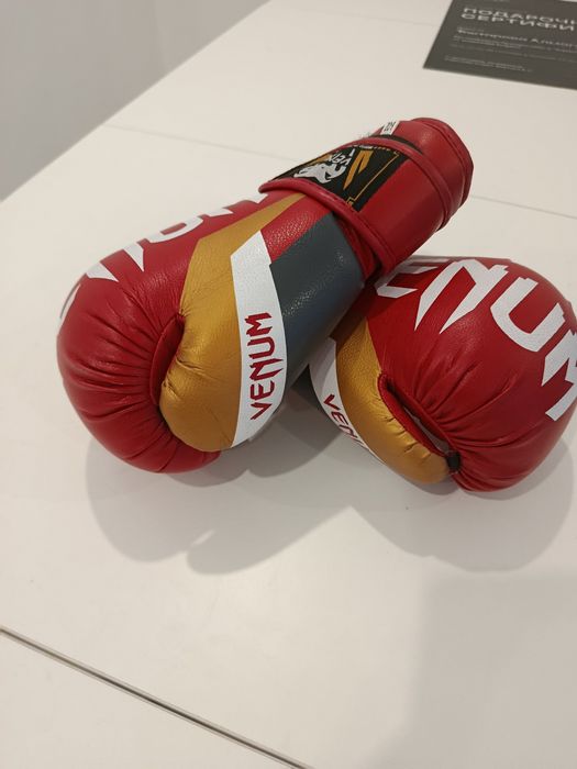 Продам боксерские перчатки Venum
