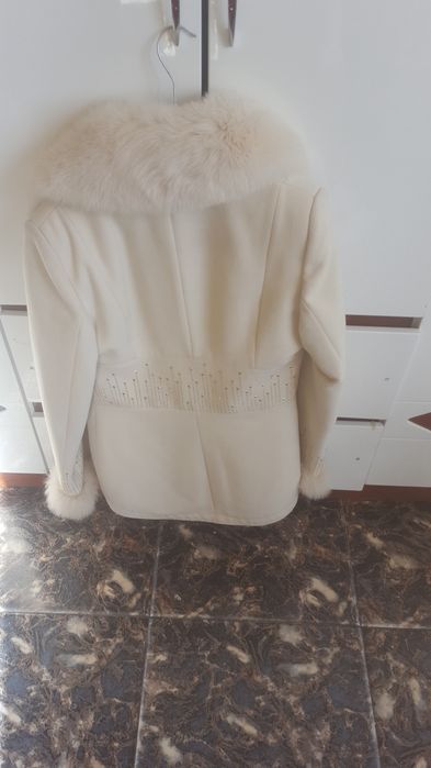 Vînd palton damă cu blană naturală ideal pentru orce eveniment