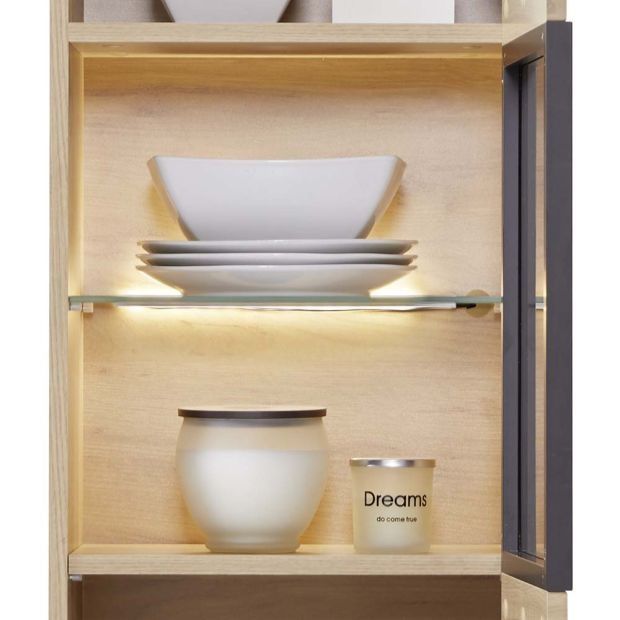 Стенна витрина в модерен стил