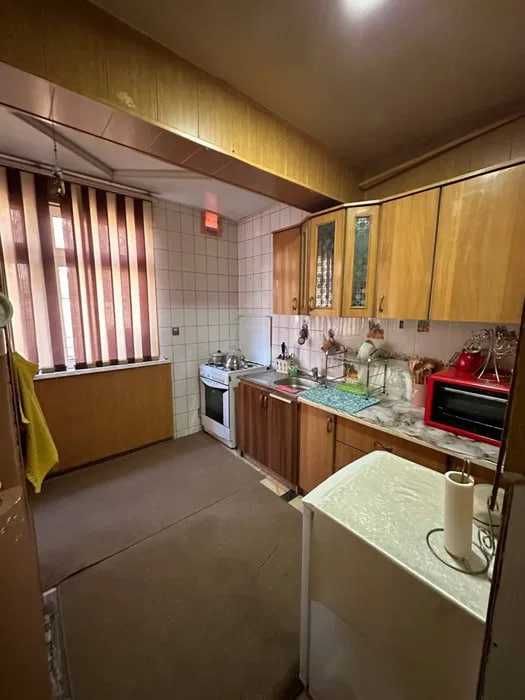 Продаётся квартира Юнусабад11 4 ком 1 этаж чистим ремонтом  не торец