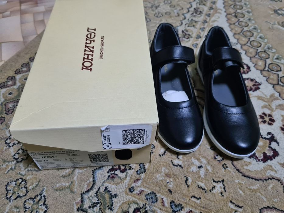 Unichel Новые  школьные туфли для девочки