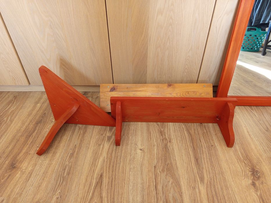 Огледало и етажерка  от масивно дърво