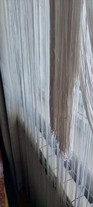 Perdele din șnururi albe