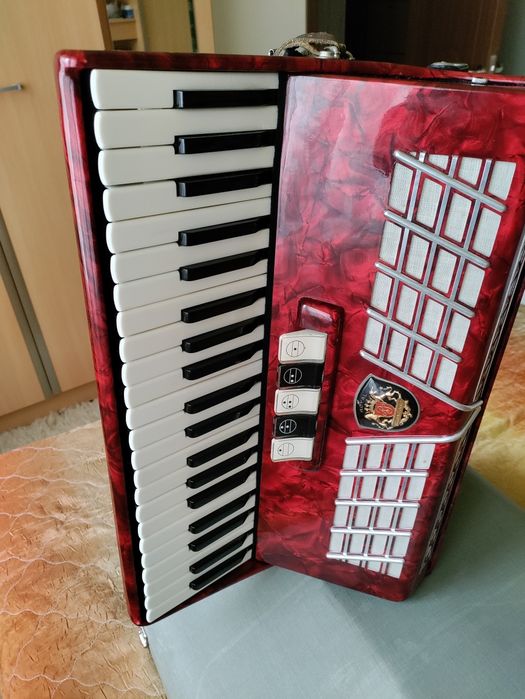 Продавам акордеон ROYAL STANDARD 120баса с куфар