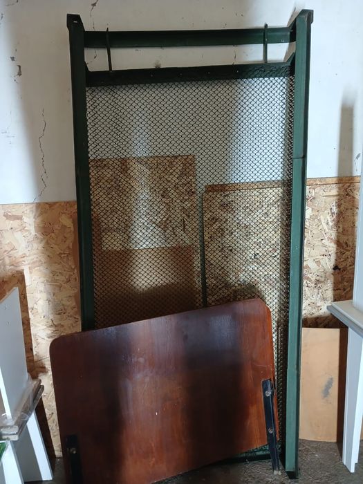 Продам столы кухонные ,прихожие табуретки.