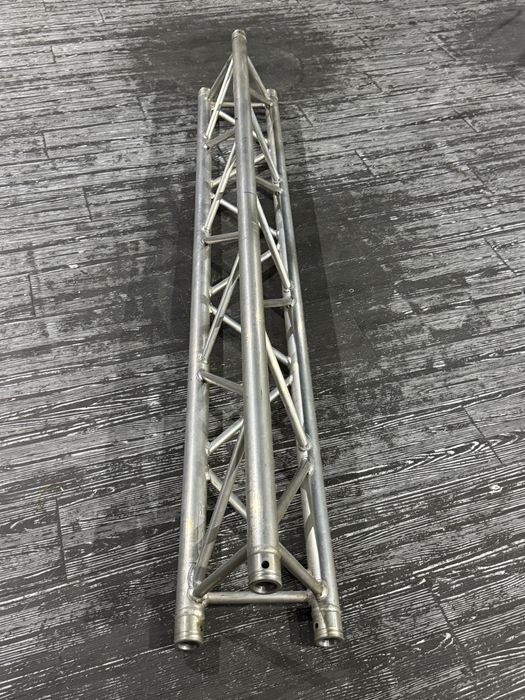 Триъгълна ферма за осветление