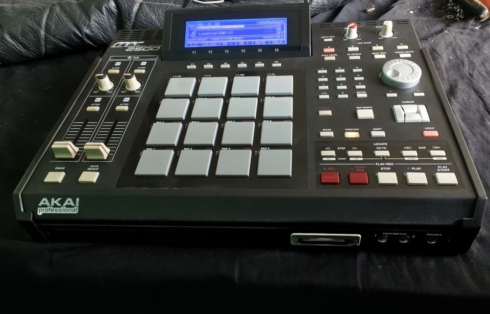 Akai mpc 2500  ,сэмплер, драм машина,электронный ударник, барабан,