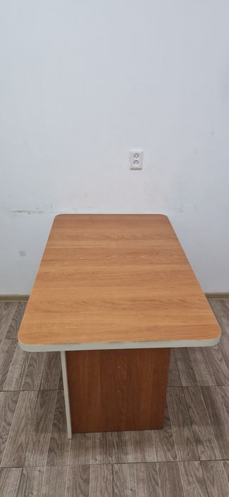 Продам кухонный стол и 4 табуретки