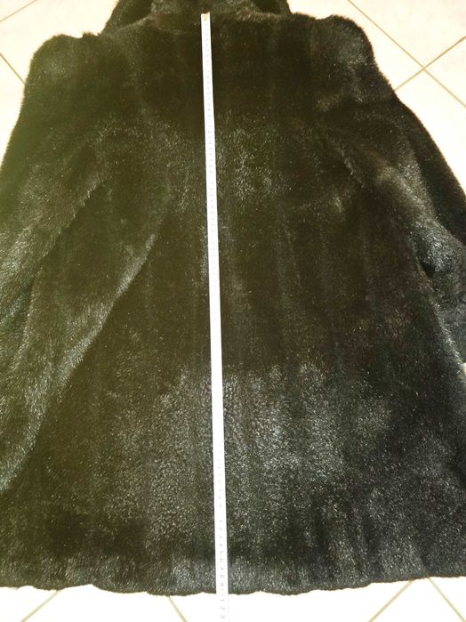 Продавам дамско черно палто от екокожа с косъм