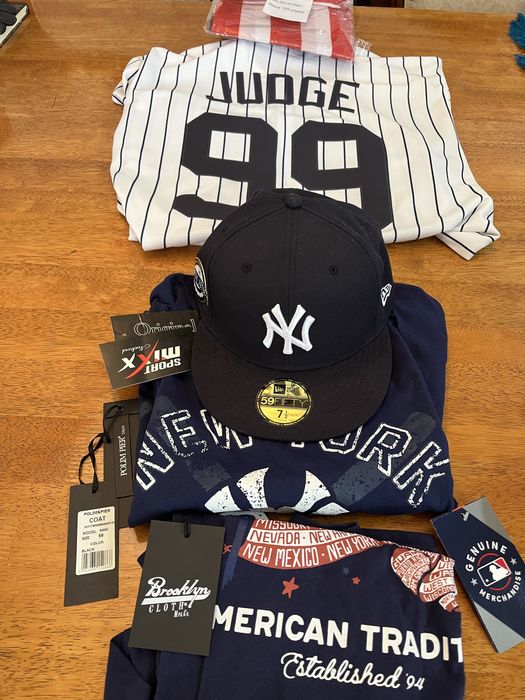 Продается оригинальный жакет NY Work Yankees с двумя фктболками.