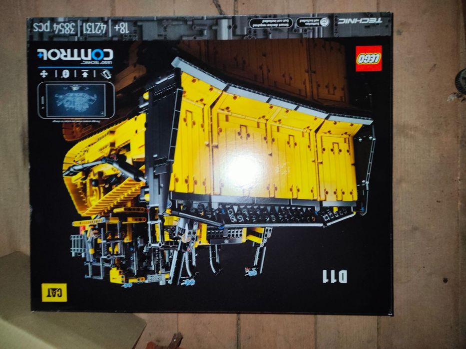LEGO Technic Buldozer Cat® D11 controlat de aplicatie 42131,3854 piese