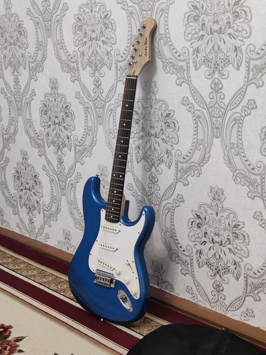 Elektro Gitara sotiladi.