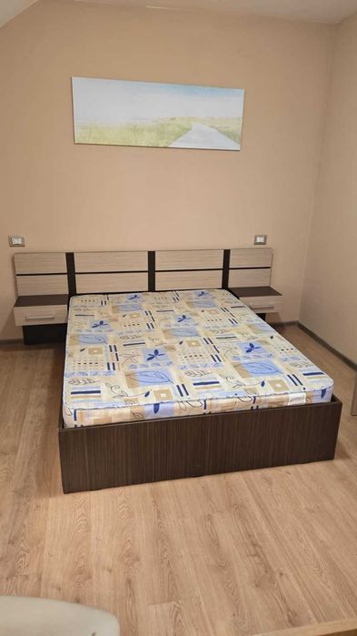 Pat matrimonial cu saltea și noptiere