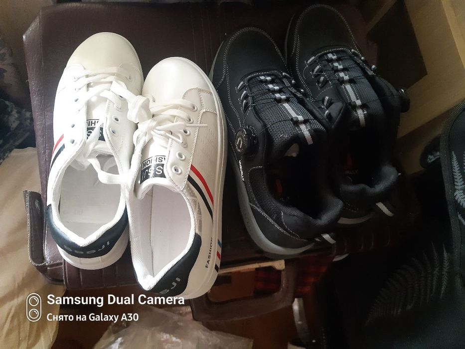 Продам мужские кроссовки. Синие мощные на весну осень, белые лето, вес