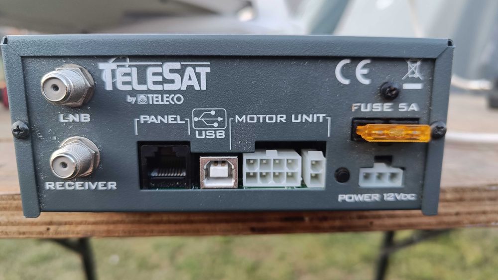 Antena satelit automata marca Teleco model Telesat.