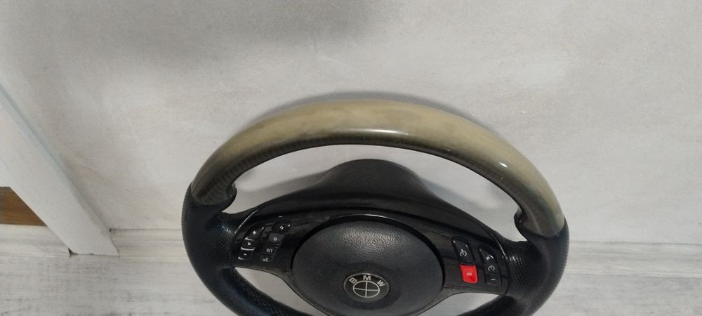 М волан с карбонови детайли