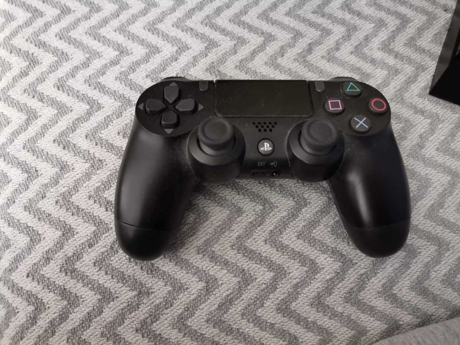 Ps4 500gb в отлично състояние с всички кабели и един джойстик.