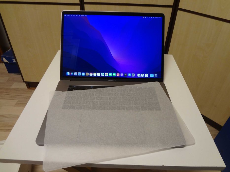 MacBook Pro , i9 , 2019 , A1990 Touch Bar , Cutie Completa .