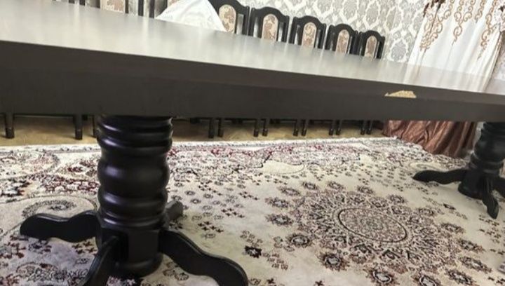 Столы и стульями