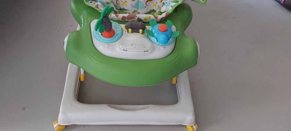 Детска проходилка с играчка.