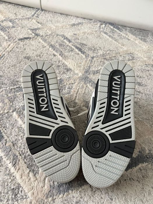 Lv skates.