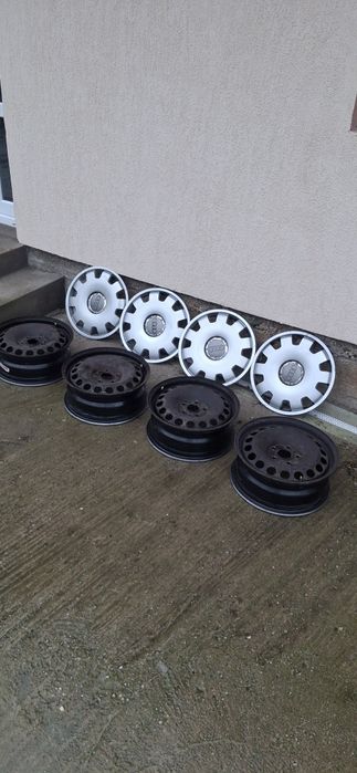 Vind 4 jante vw pe 16 cu capace audi