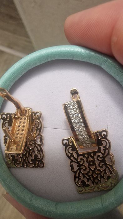 Продам золотые серьги. Проба 585 гр. 6.07