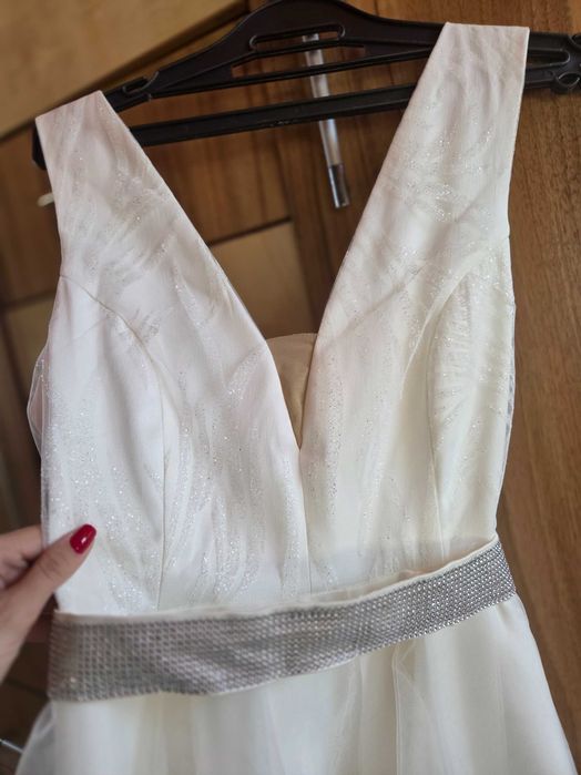 официална рокля на марката Cocoon в ХС размер,цвят екрю