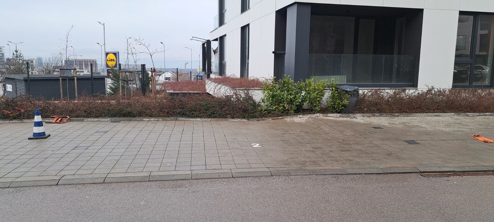 Отдавам под наем надземно паркомясто