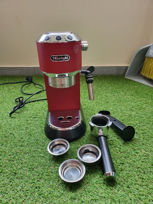 Кафемашина с ръкохватка Делонги DeLonghi Dedica EC685W Черна Червена