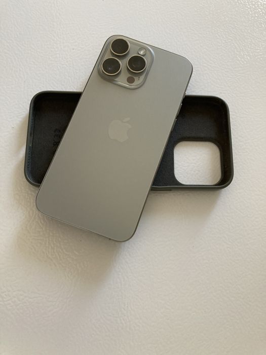 iPhone 15 pro max ca NOU 90%bat liber de rețea