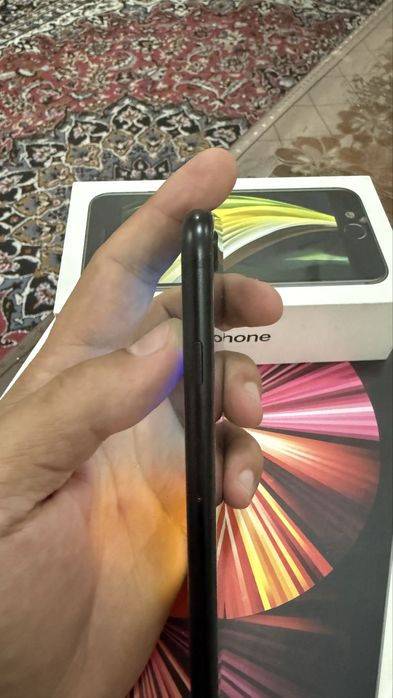 Продам iPhone SE (2-го поколения) 64GB