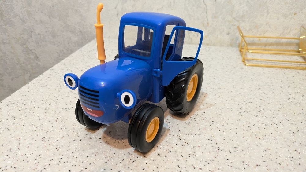 Синий трактор с прицепом и животными