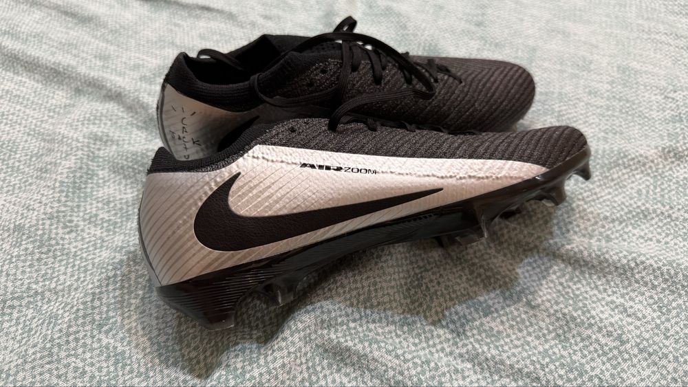 Продаю футбольные бутсы