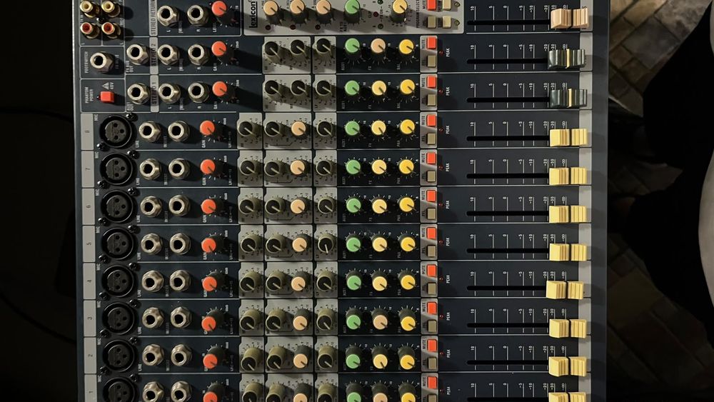Продается микшер Soundcraft!!!