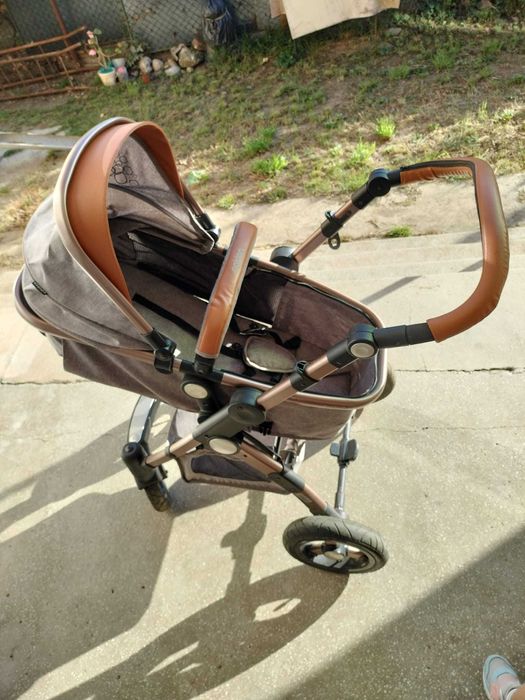 Cărucior și scoica bebe