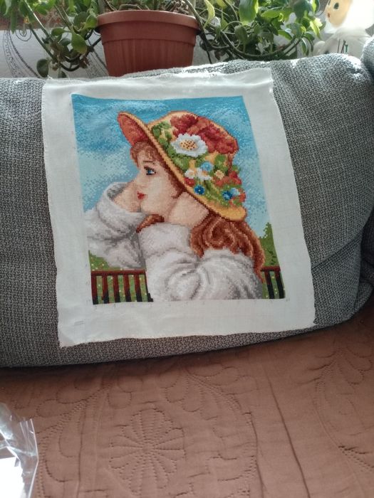 Продава се гоблен Момичето със шапката