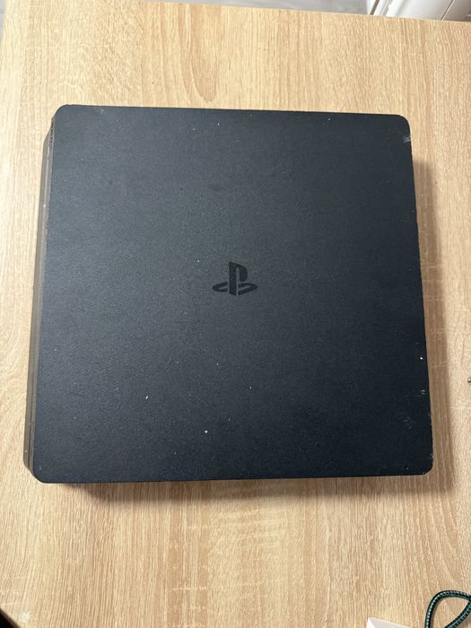 Vând PS4 Slim cu o singura maneta