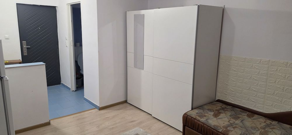 Dau in chirie garsoniera pe Calea borsului 27 .