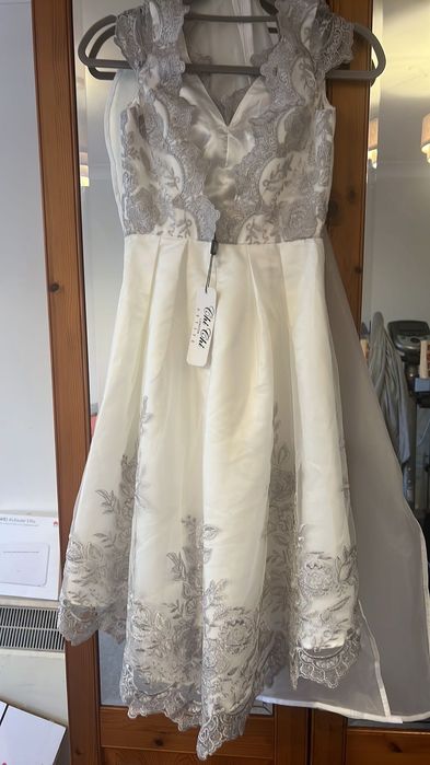 Красива Бяла рокля