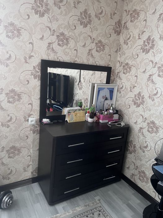 Кровать и шкаф,