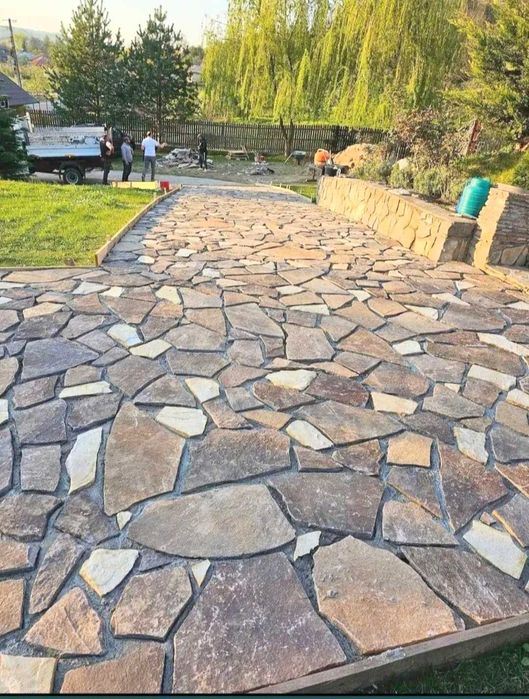 Montaj Piatră Poze Reale Pavaje Curți / Spații Verzi. Echipă Serioasă