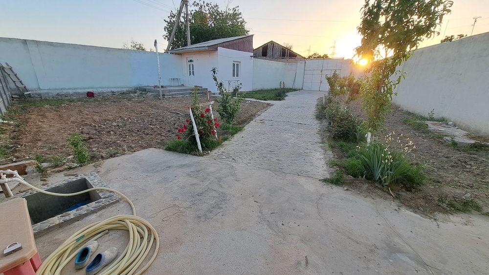 Ховли сотилади, 4 сотик. Свет, газ, сув доимий.