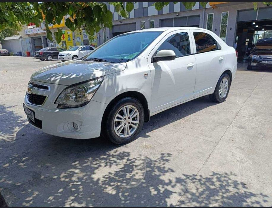 Автомобиль белый COBALT 4