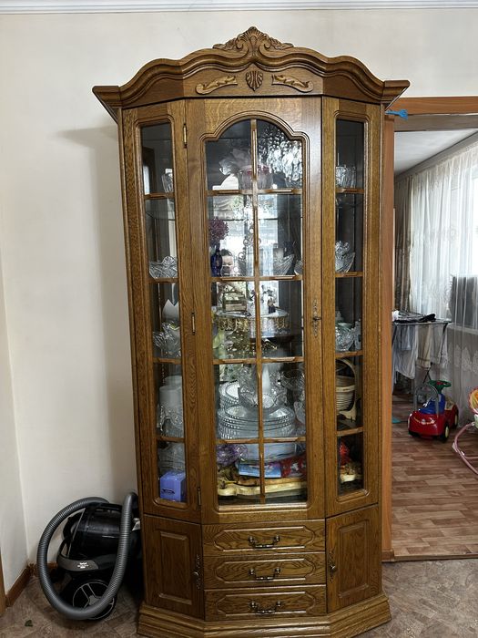 Стол и стулья в хорошем состоянии