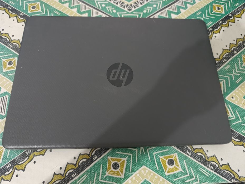 Продам ноутбук с зарядкой и беспроводной мышкой.