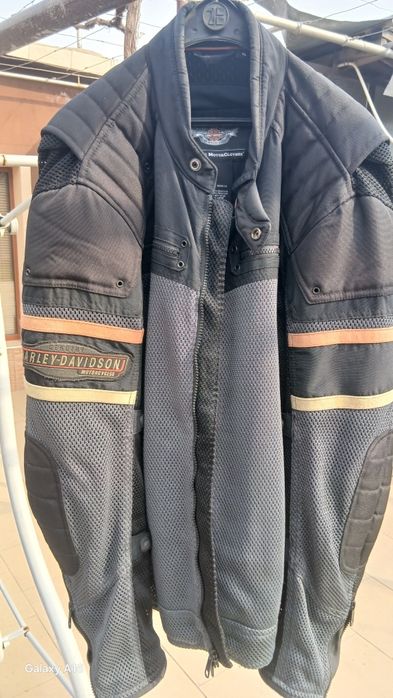 Лятно мото яке Harley Davidson.