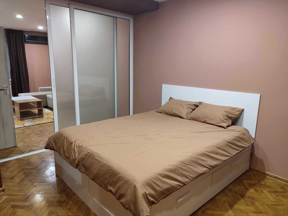 Дава се под наем Двустаен апартамент в София, Център - 60 кв.м за 765 € - Снимка #2