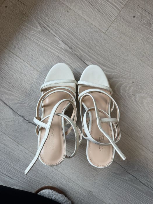 Сандали на висок ток